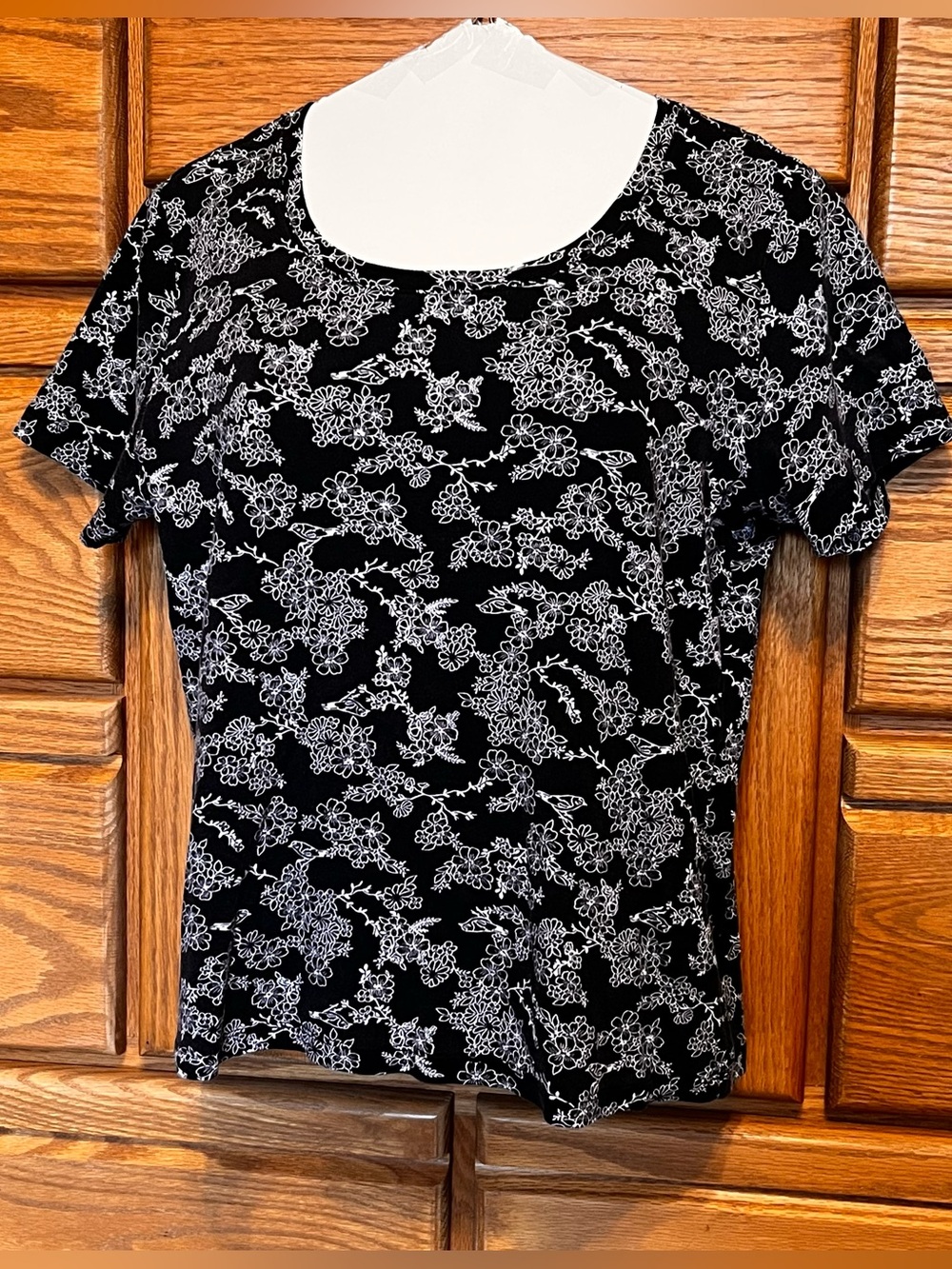 White Stag beautiful, black and white print women’s pullover top, size M